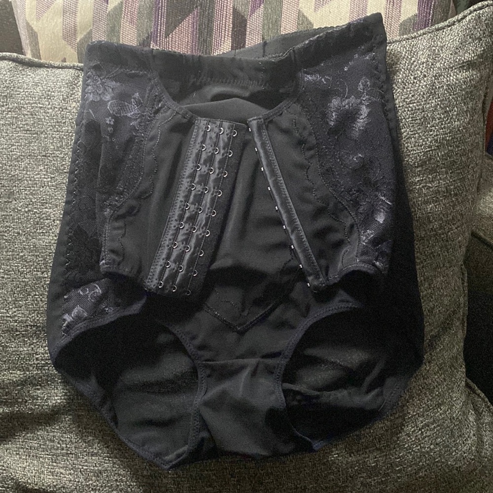Black waist cincher